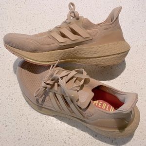 Adidas Women’s Ultraboost 22 - color ash pearl